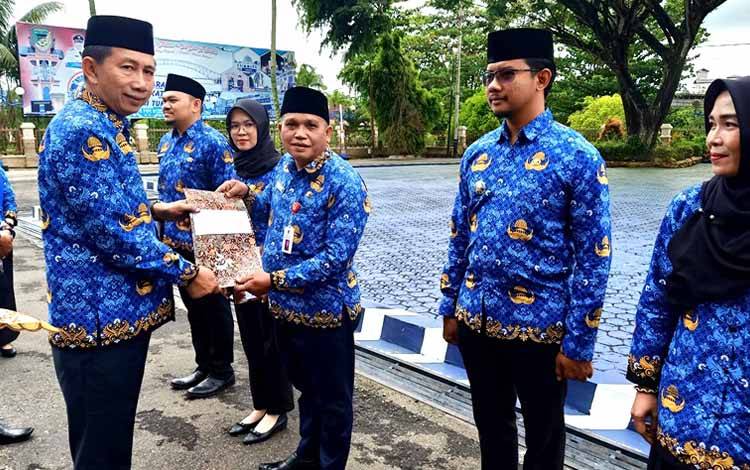 Bupati Barito Utara Serahkan SK Kenaikan Pangkat kepada ASN Lingkup Pemkab