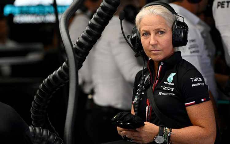 Hamilton Berpisah dengan Pelatih dan Fisioterapis Angela Cullen