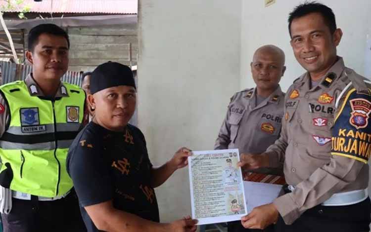 Bangun Kemitraan, Satlantas Polres Kapuas Bagikan Kontak Centre Polres dan Polsek