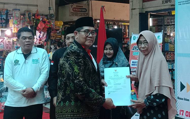 Kemenag Kotim Serahkan Sertifikat Halal untuk 3 UMKM