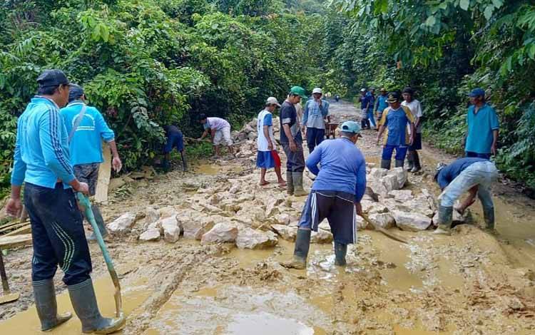 Relawan SBR-23 di Barito Timur Gotong Royong Timbun Jalan Rusak