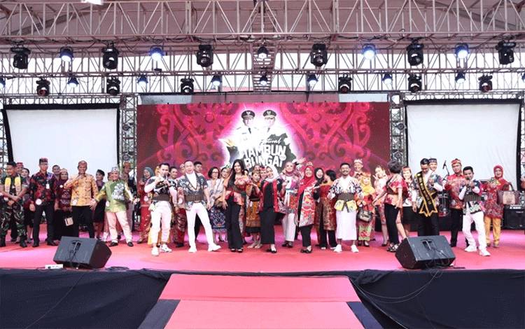 Kalangan Eksekutif, Legislatif, Yudikatif Ikut Meriahkan Fashion Show Festival Tambun Bungai