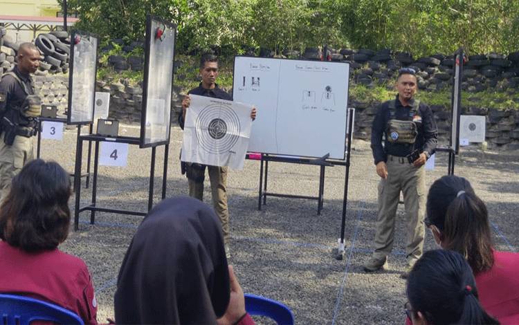 Lapas Perempuan Palangka Raya dan Satbrimob Polda Kalteng Beri Penguatan FMD Kepada Pegawai