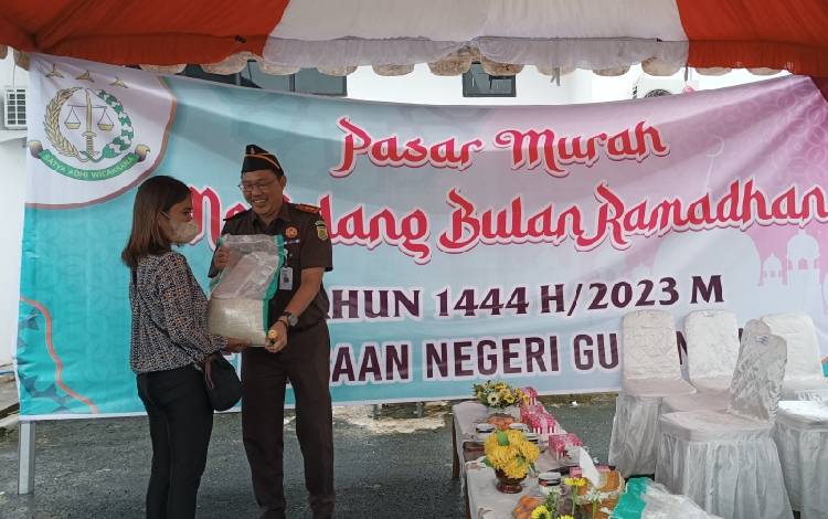 Kejaksaan Negeri Gunung Mas Gelar Pasar Murah