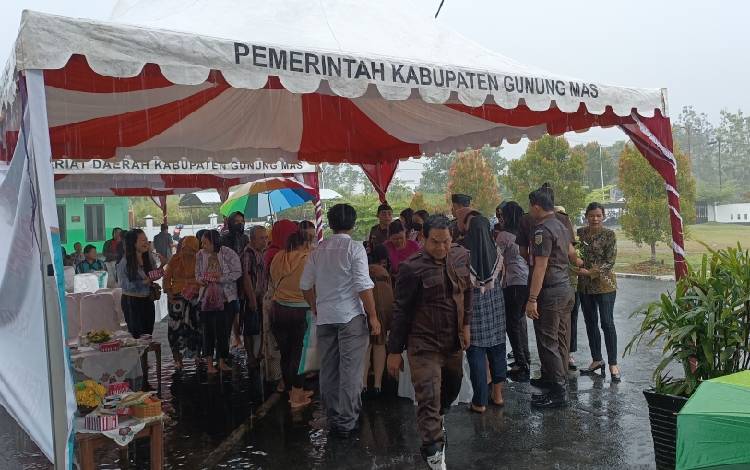 Meski Hujan, Masyarakat Gunung Mas Antusias Hadiri Pasar Murah