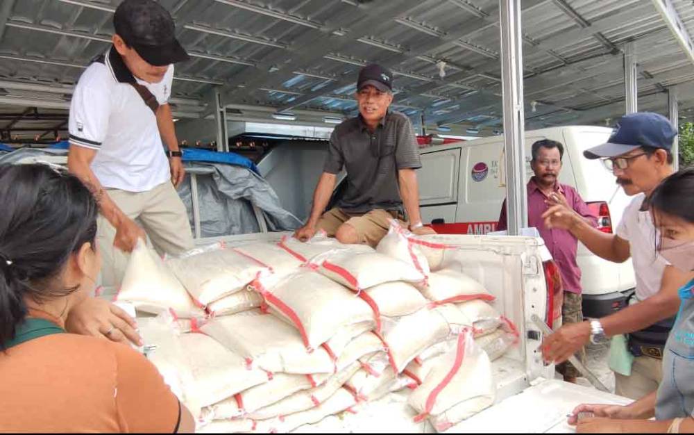 Bulog Distribusikan 2.5 Ton Beras di Kompleks Bangas Permai