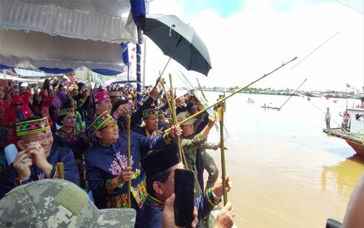 Masyarakat Padati Pelabuhan Danau Mare Saksikan Tradisi Adat Laluhan Peringati Hari Jadi ke-217 Kapuas