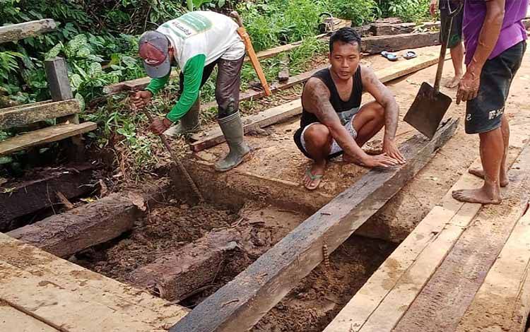 Khawatir Memakan Korban, Warga Desa Batuah Swadaya Perbaiki Jembatan Sei Takuam