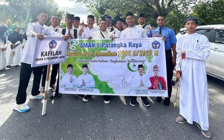 Rohis SMAN 5 Palangka Raya Songsong Ramadan 1444 H dengan Ikuti Pawai Tarhib