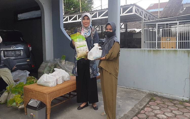 Keluarga Borneonews.co.id Bagikan Sembako untuk Bantu Warga Kurang Mampu
