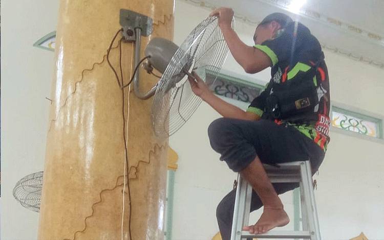 Ramadan Tiba, Relawan Gabungan di Kota Ampah Bersihkan Masjid dan Siapkan Pasar Ramadan