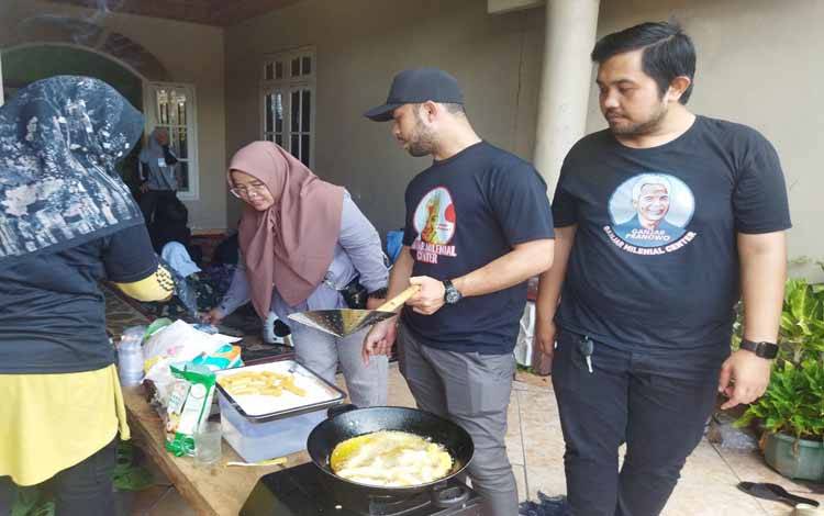 Ganjar Milenial Center Kalteng Latih Masyarakat Membuat Kue Curos