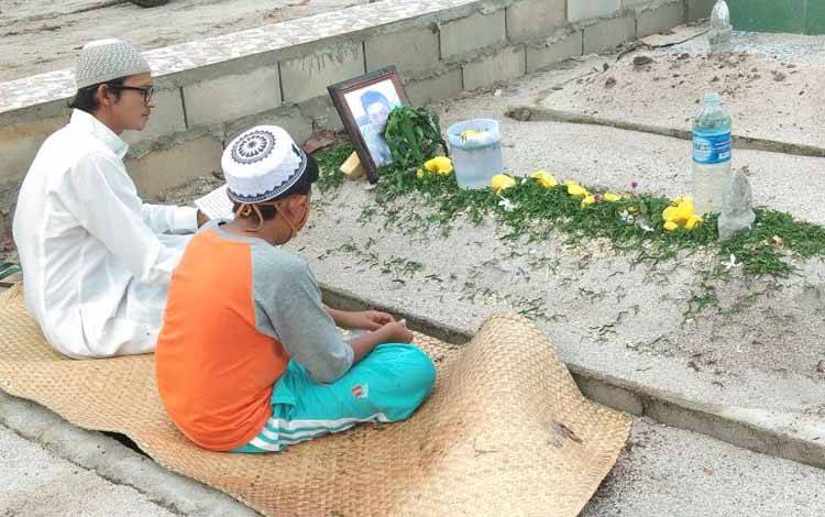 Tradisi Warga Palangka Raya Berziarah ke Makam Sambut Ramadan