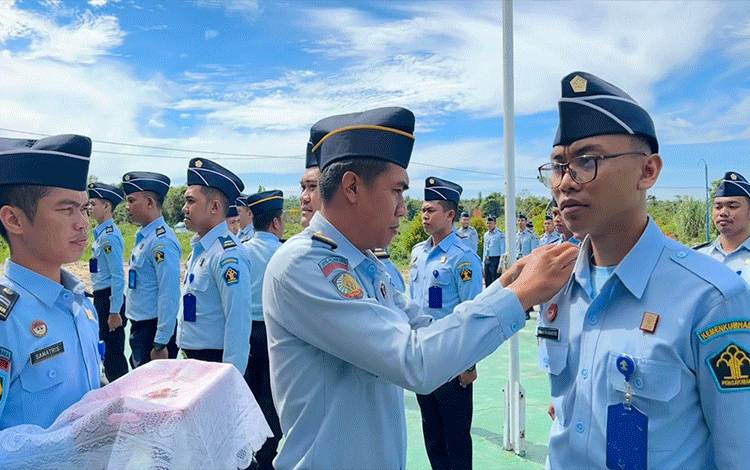 Kepala Lapas Sukamara Lakukan Penyematan Kepada 19 Pegawai Baru?