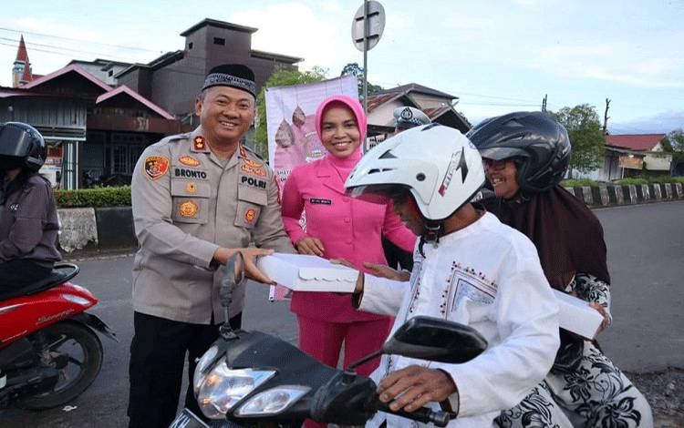Sempat Disangka Razia, Ternyata Kapolres Lamandau Sedang Berbagi Takjil