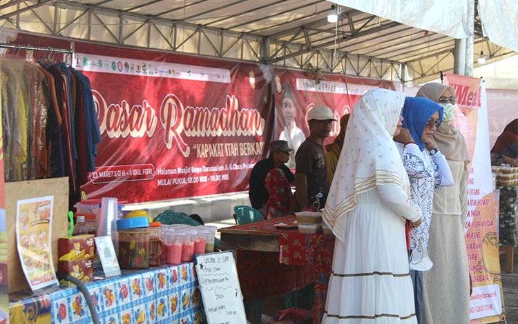 Aneka Kudapan Khas Bulan Puasa Dijual di Pasar Ramadan