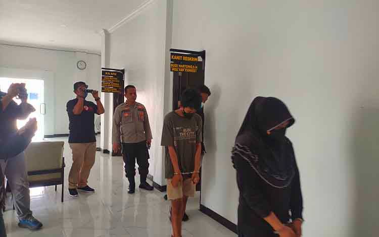 Hendak Transaksi Narkoba, Dua Pengedar Diborgol Polisi di Antaranya Ibu-Ibu