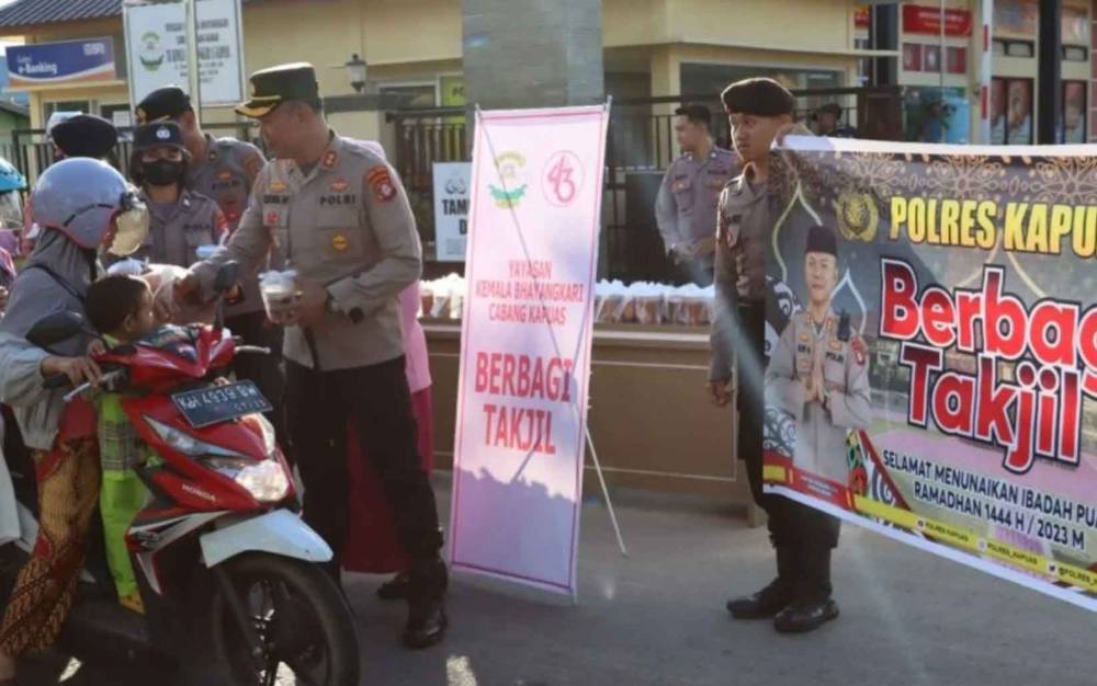 Kapolres Kapuas Bagikan Takjil Kepada Pengendara