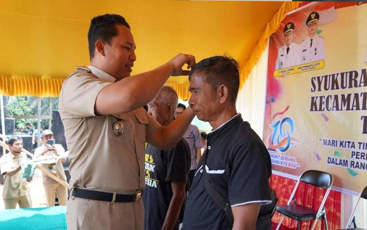 HUT Menthobi Raya, Bupati Lamandau Serahkan Alat bagi Disabilitas