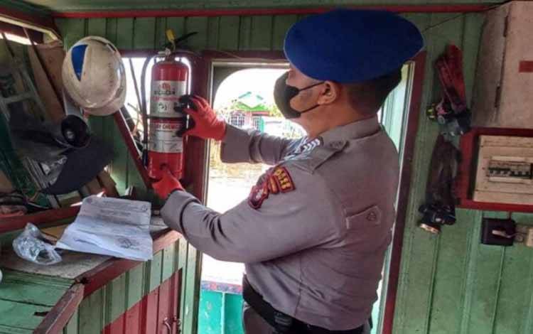 Satpolairud Polres Kapuas Patroli Perairan Cek Alat Keselamatan di Kapal