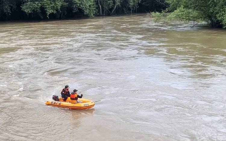 Sopir dan Truk yang Terjun ke Sungai di Lamandau Belum Ditemukan