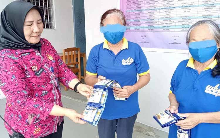 LPP Kelas IIA Palangka Raya Bagikan Makanan Tambahan