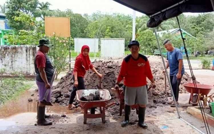 Warga Kelurahan Marang Gotong-Royong Bangun Posko MPA Srikandi
