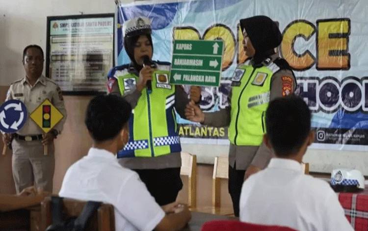 Polwan Satlantas Polres Kapuas Sosialisasikan Tertib Berlalulintas di Kalangan Pelajar