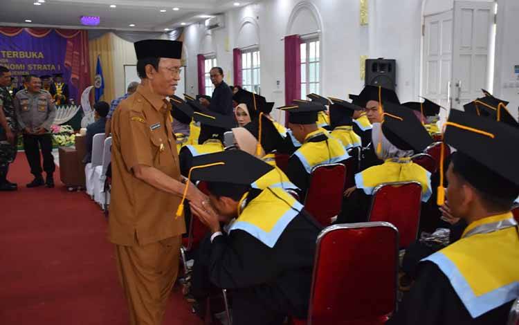 Ini Harapan Wabup kepada Mahasiswa STIE Kuala Kapuas yang Diwisuda