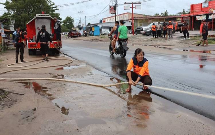 BPBD Palangka Raya Kerja Bakti Bersihkan Jalan