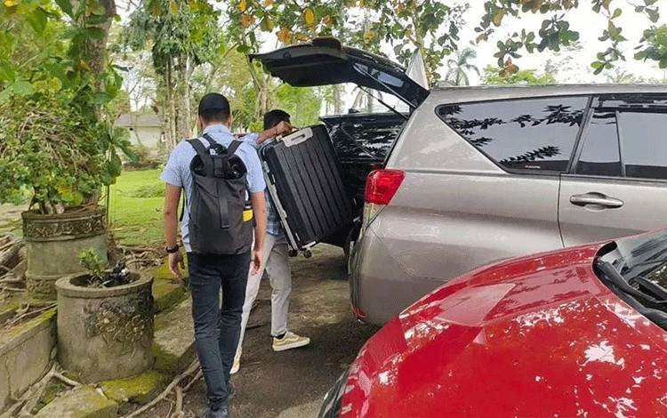 Tim KPK Bawa 2 Koper Usai Geledah Kantor Bupati Kapuas