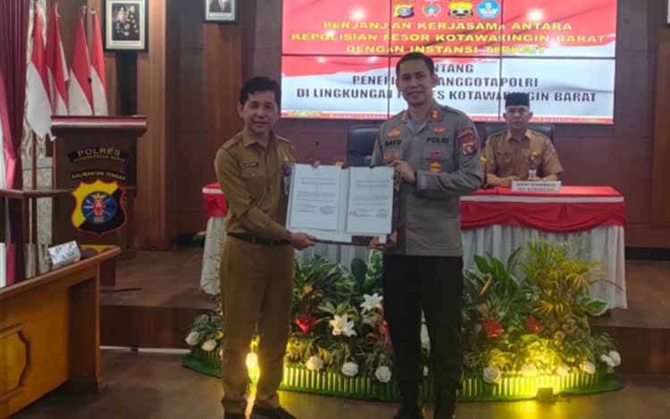 Disdukcapil dan Polres Kobar Teken MoU Tingkatkan Validitas Data Rekrutmen Anggota Polri