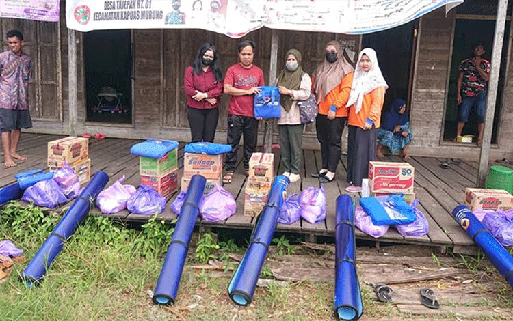 BPBD Kapuas Salurkan Bantuan Kepada Warga Terdampak Puting Beliung di Desa Tajepan