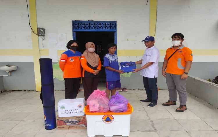 BPBD Kapuas Salurkan Bantuan Warga Terdampak Kebakaran Rumah di Desa Pangkalan Sari
