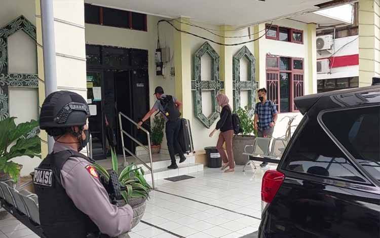 Tim KPK juga Geledah Kantor Dinas PMPTSP Kapuas