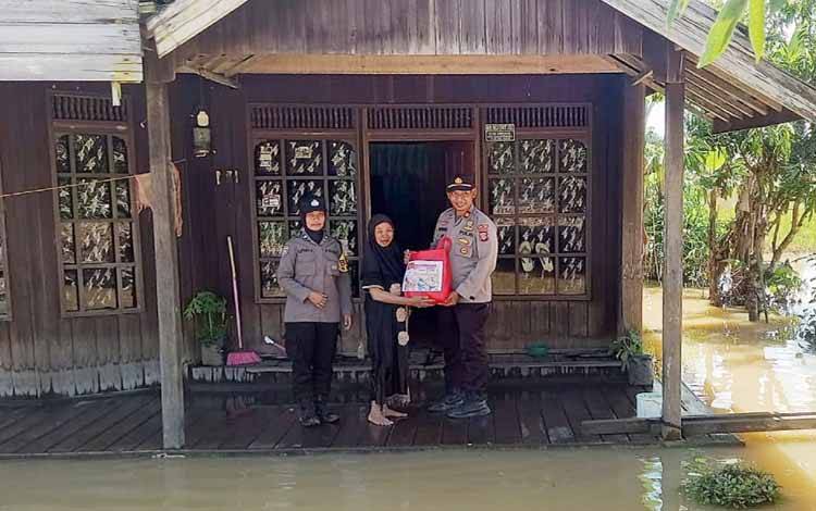 Polsek Dusun Tengah Beri Bantuan Bahan Kebutuhan Pokok ke Warga Terdampak Banjir