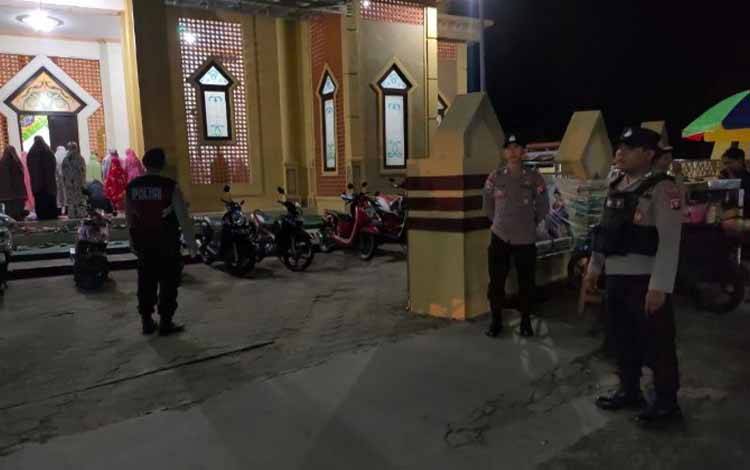 Beri Rasa Aman, Personel Polres Seruyan Lakukan Pengamanan Salat Tarawih  ?