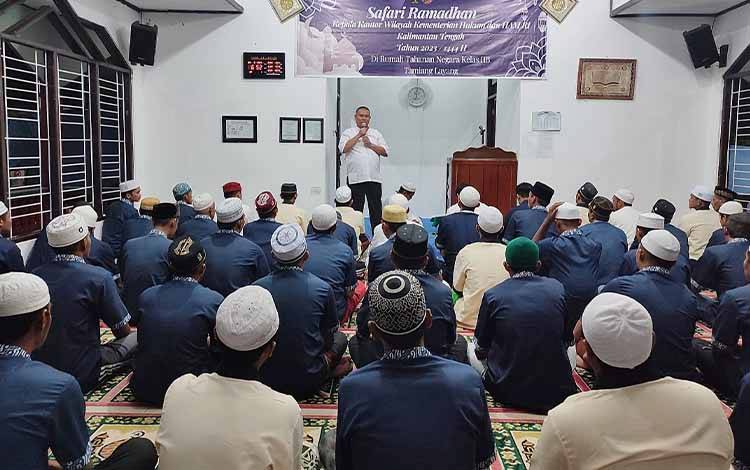 Kakanwil Kemenkumham Kalteng Salat Tarawih Bersama Warga Binaan Rutan Tamiang Layang?