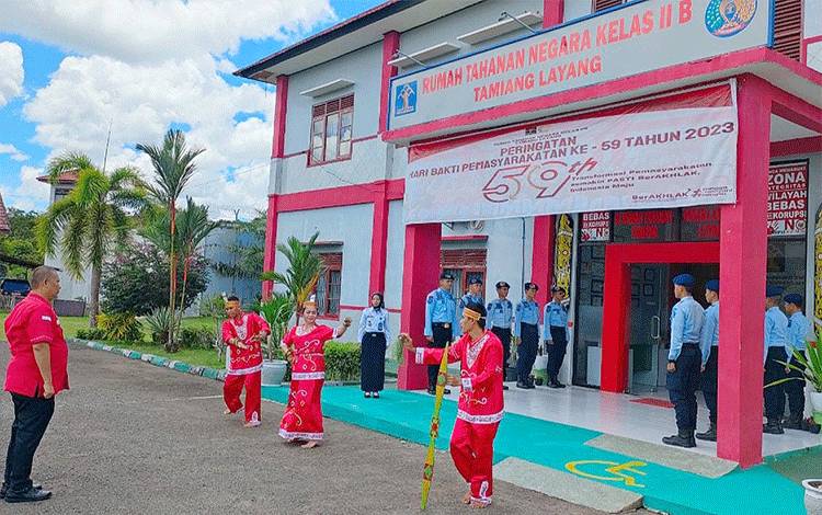 Warga Binaan Rutan Tamiang Layang Sambut Kakanwil Kemenkumham dengan Tarian