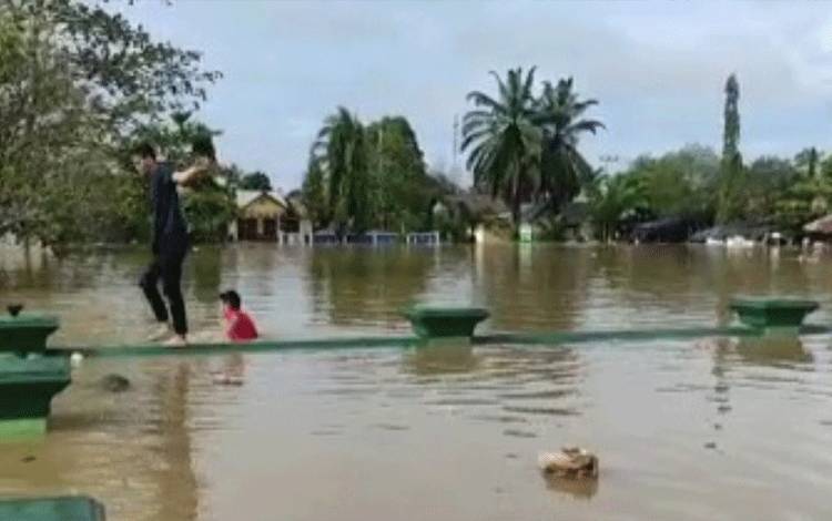 Status Banjir di Kapuas Ditingkatkan Jadi Tanggap Darurat