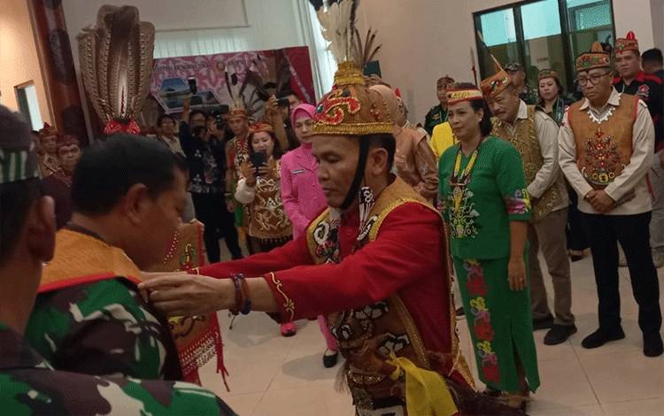 Laksamana TNI Yudo Margono Dapat Gelar Kehormatan Adat Dayak