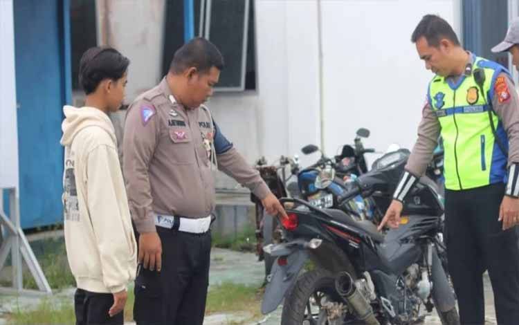 Wajib Ganti Knalpot Standar, Satlantas Polres Kapuas Juga Beri Edukasi Pelanggar Knalpot Brong