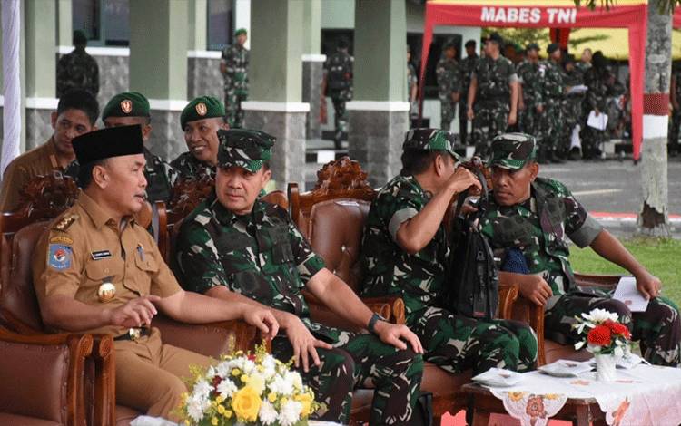 Gubernur Kalteng Dampingi Panglima TNI Berangkatkan Satgas Pam Obvitnas ke Papua