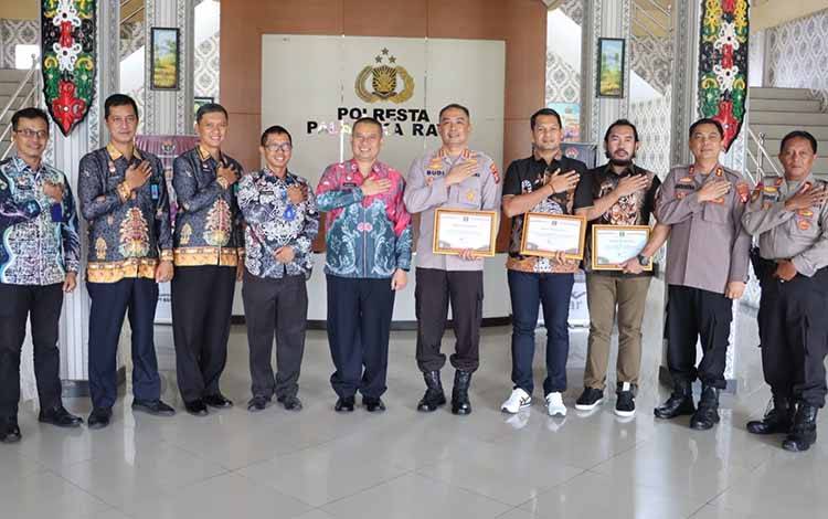 Dua Anggota Polresta Palangka Raya Terima Penghargaan dari Kemenkumham Kalteng