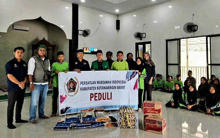PWI Kobar Bagikan Bansos ke Ponpes dan Panti Asuhan