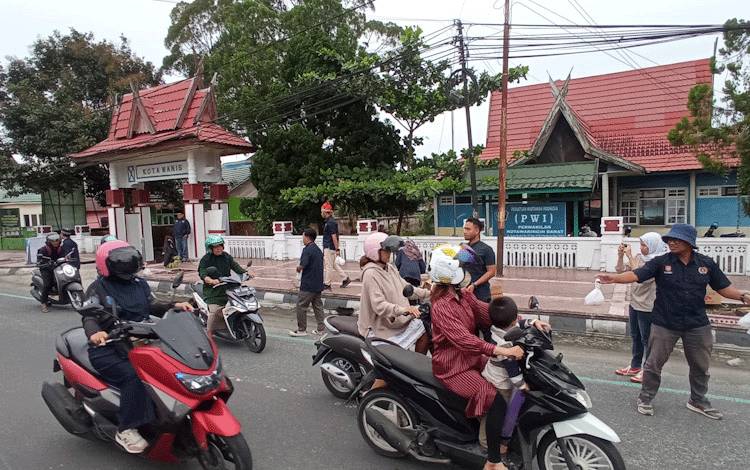 Bakti Sosial ke Panti Asuhan dan Berbagi Takjil Jadi Kegiatan Rutin PWI Kobar?