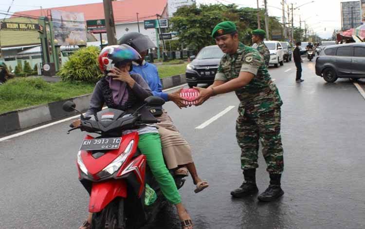 Kodim 1016 Palangka Raya Bagikan Takjil Kepada Pengguna Jalan?