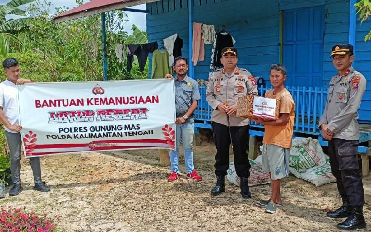 Polres Gunung Mas Bagi-bagi Beras kepada Warga