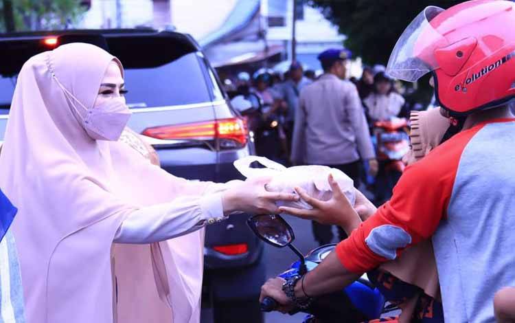 Wakil Bupati Seruyan Berbagi Takjil di Kuala Pembuang