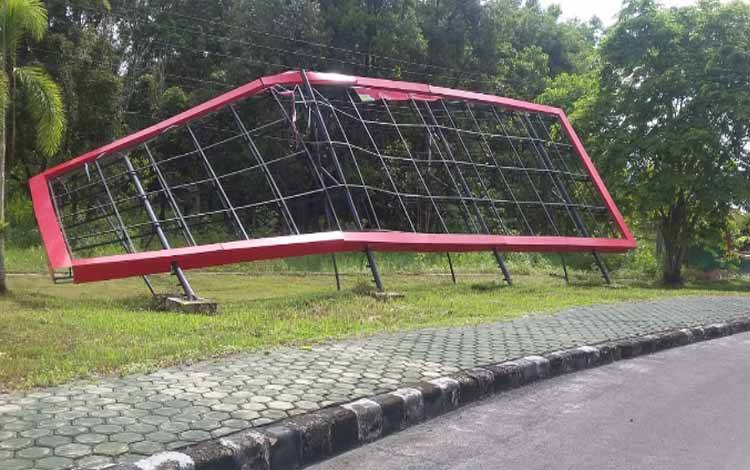 Angin Kencang Robohkan Papan Nama Baliho di Muara Masuk Kantor Bupati Katingan